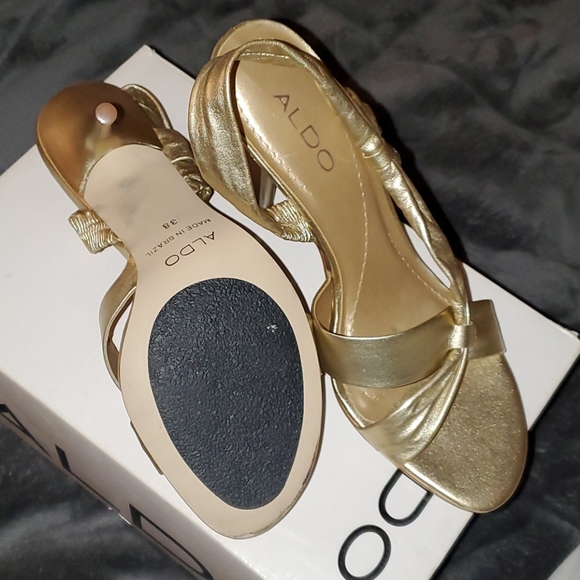 Gold heels - Picture 2 of 3